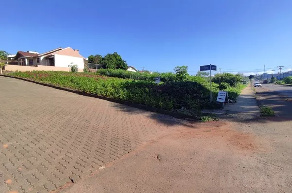 SEU INVESTIMENTO MUITO BEM APLICADO NESSE TERRENO DE ESQUINA, COM 450m² 