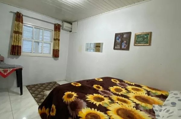 DUAS CASAS, UMA RÚSTICA EM MADEIRA E A OUTRA DE ALVENARIA COM PÁTIO E PISCINA