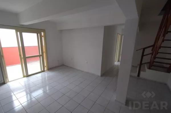 CASA DE 3 DORMITÓRIOS COM AMPLOS CÔMODOS E MUITO PÁTIO