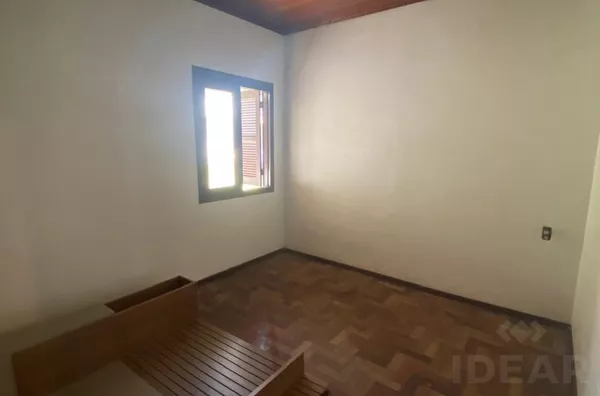CASA DE 185m² EM TERRENO ALTO E PÁTIOS NA FRENTE E FUNDOS