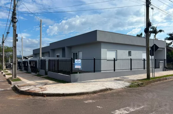 GEMINADO DE 2 DORMITÓRIOS, PÁTIO LATERAL E FRENTE - Foto 1