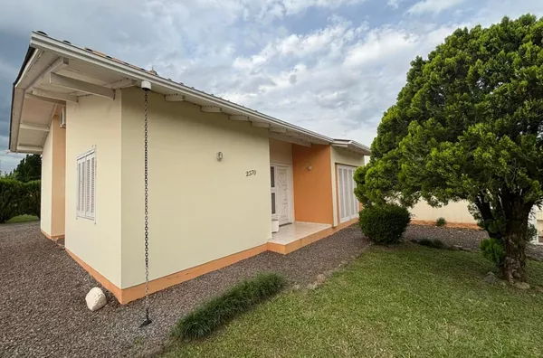 CASA EM EXCELENTES CONDIÇÕES, 3 DORMITÓRIOS E ÓTIMO PÁTIO