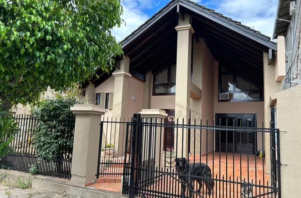 CASA AMPLA, ACONCHEGANTE E BEM ILUMINADA, NO CENTRO DA CIDADE