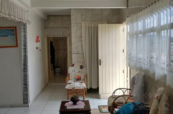 CASA AMPLA NO 2º PISO COM BASE COMERCIAL DE PÉ DIREITO DUPLO PARA QUALQUER TIPO DE EMPRESA