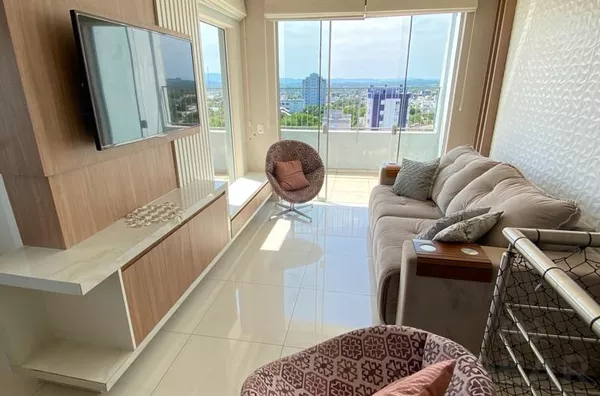 Essa cobertura é para se apaixonar, bem iluminada, bem acabada e localizada no centro da cidade.