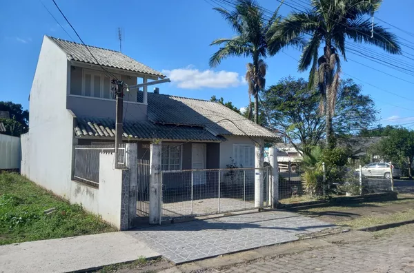 CASA DE DOIS PISOS, PISCINA E EXCELENTE LOCALIZAÇÃO