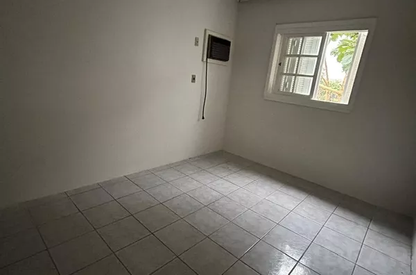 CASA COM 3 QUARTOS E PRÓXIMO DO CENTRO COMERCIAL DO BAIRRO
