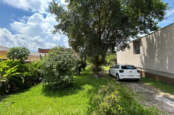 TERRENO BEM LOCALIZADO COM GRADE FRONTAL E CALÇADA