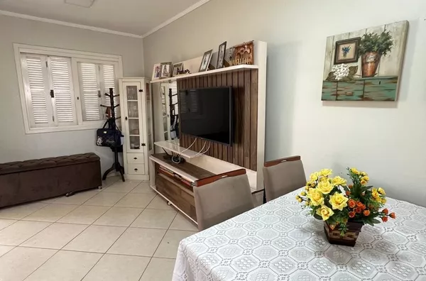 SOBRADO COM TRÊS DORMITÓRIOS E LINDA VISTA PARA O CENTRO DA CIDADE