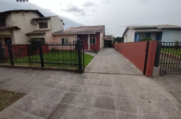 CASA DE 3 DORMITÓRIOS COM AMPLOS CÔMODOS E MUITO PÁTIO