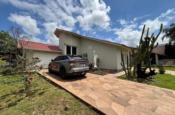 CONFORTO E MUITO ESPAÇO PARA TODA FAMÍLIA EM EXCELENTE REGIÃO