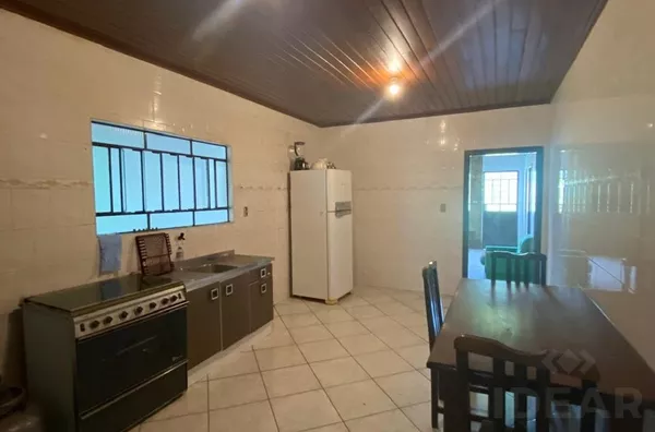 CASA DE 185m² EM TERRENO ALTO E PÁTIOS NA FRENTE E FUNDOS