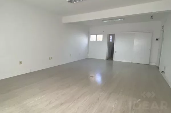 Ei? Você que busca expandir seu negócio, nós te apresentamos a sala ideal, na área central, bem localizada, nos contate e saiba mais.