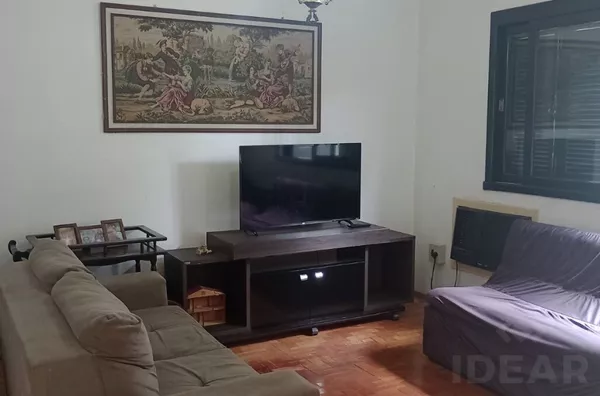 AMPLA CASA, COM EXCELENTE LOCALIZAÇÃO E COM PÁTIO NOS FUNDOS