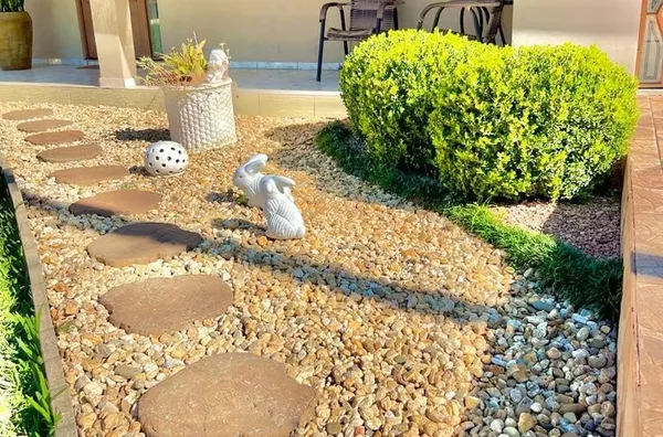 LINDA CASA ACONCHEGANTE COM ESPAÇO INDEPENDENTE PARA COMÉRCIO