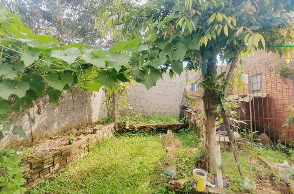 CASA AMPLA,  COM 3 DORMITÓRIOS E PÁTIO MURADO