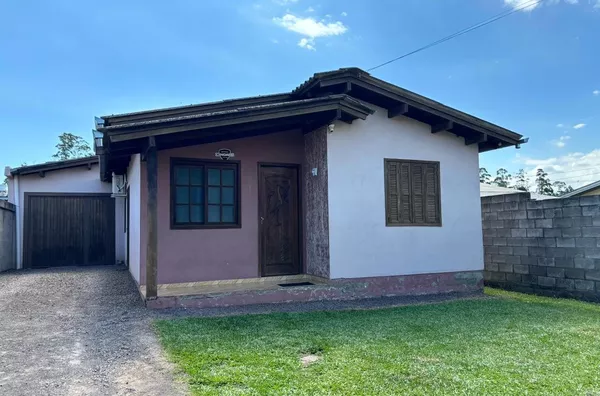 CASA 3 DORMITÓRIOS E PÁTIO COM PISCINA