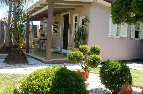 CASA EM EXCELENTE ÁREA RESIDENCIAL, BEM PERTO DA ÁREA COMERCIAL DO BAIRRO GRESSLER