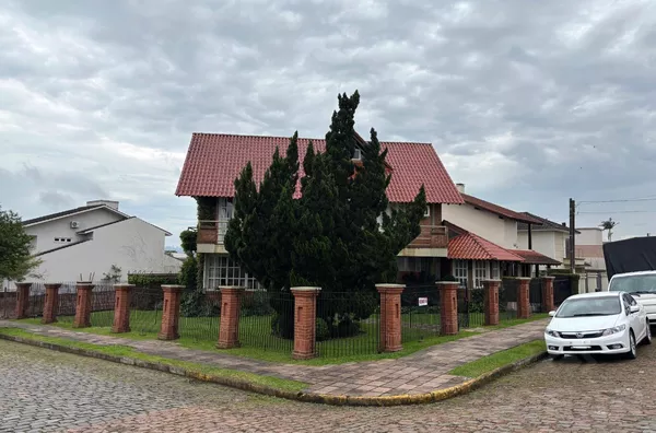 AMPLA CASA REPLETO DE CONFORTO E SOFISTICAÇÃO