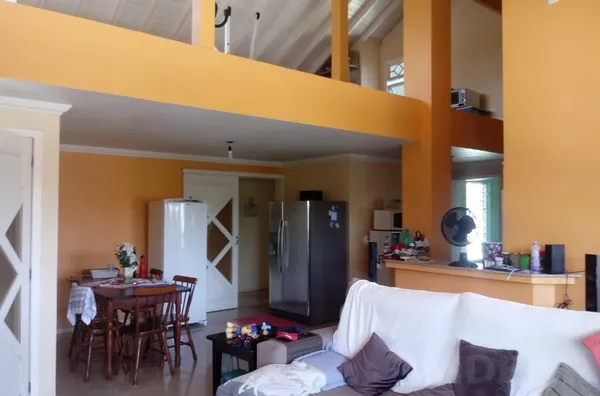 RESIDÊNCIA COM PISCINA E DUAS SALAS COMERCIAIS