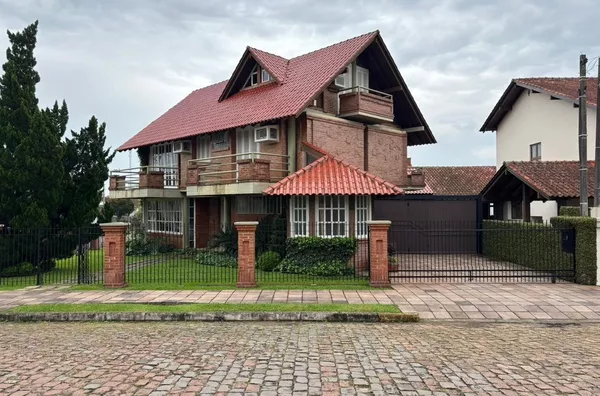 AMPLA CASA REPLETO DE CONFORTO E SOFISTICAÇÃO