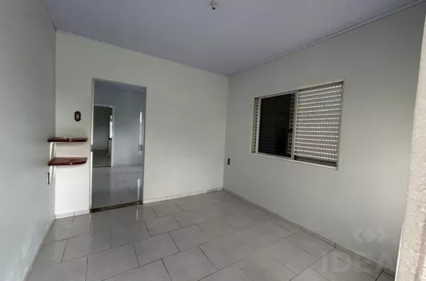 CASA DE 174m², COM TRÊS DORMITÓRIOS E PÁTIOS NA FRENTE E FUNDOS