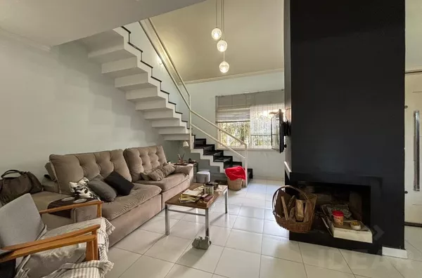 CASA DE 2 PISOS COM TERRAÇO/VARANDA PARA O DESFRUTE DA FAMÍLIA