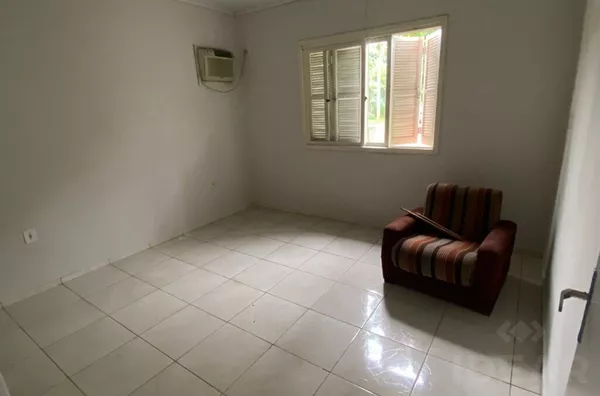 CASA DE BOM TAMANHO E PÁTIO PARA VOCÊ E SUA FAMÍLIA