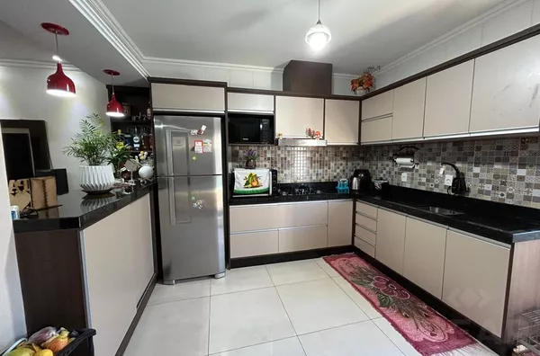 CASA DE 3 DORMITÓRIOS, SENDO 1 SUÍTE E COM QUIOSQUE / PISCINA