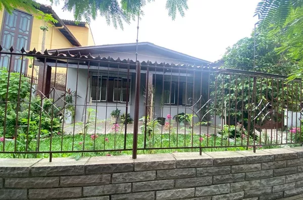 CASA NO CENTRO COM GARAGEM PARA DOIS VEÍCULOS