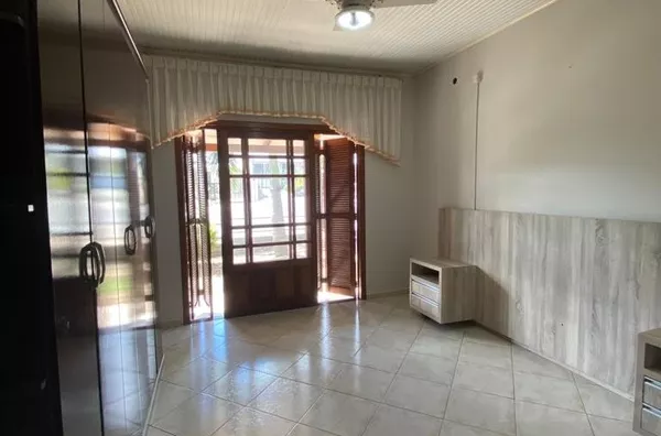 AMPLA CASA, COM BELO PÁTIO E MUITAS ÁRVORES FRUTÍFERAS E ESPAÇO PARA CANIL