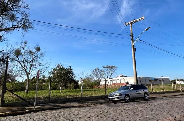 TERRENO DE ESQUINA, COM GRANDE POTENCIAL PARA GRANDES INVESTIDORES