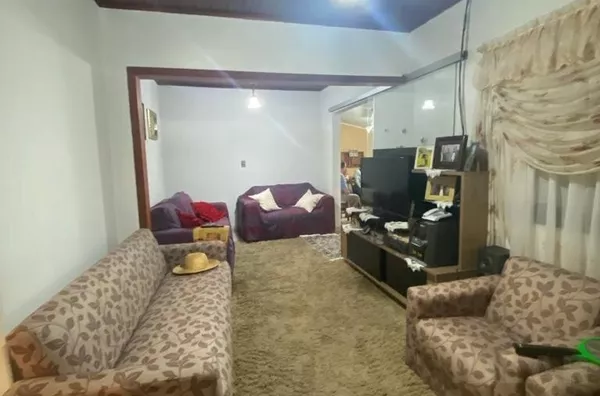 CASA NO CENTRO COM GARAGEM PARA DOIS VEÍCULOS