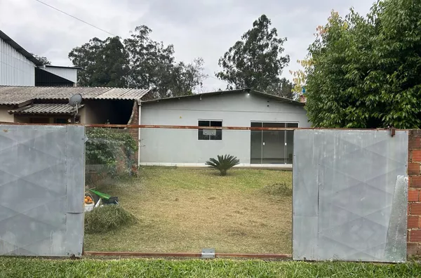 CASA COM 3 DORMITÓRIOS E PÁTIO FRONTAL. VENHA CONHECER!