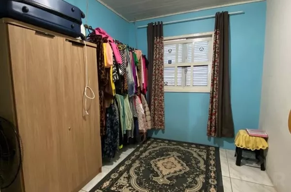 DUAS CASAS, UMA RÚSTICA EM MADEIRA E A OUTRA DE ALVENARIA COM PÁTIO E PISCINA