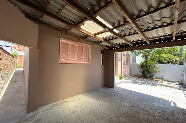 CASA DE 3 DORMITÓRIOS, GARAGEM COBERTA E PÁTIO NOS FUNDOS