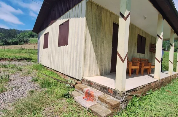 CHÁCARA COM UM BELO CHALÉ, AÇUDE E CAMPO DE FUTEBOL