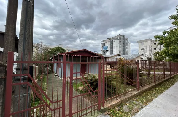 CHALÉ DE 42m² EM EXCELENTE LOCALIZAÇÃO