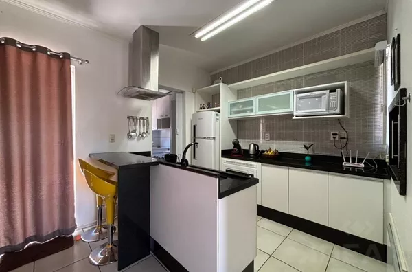 LINDA CASA COM PÁTIO NOS FUNDOS, QUIOSQUE E PERGOLADO COBERTO