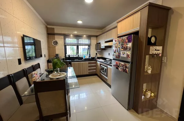 CASA COM SUÍTE, QUARTO SOLTEIRO, PISCINA E ESTRUTURA PARA QUIOSQUE