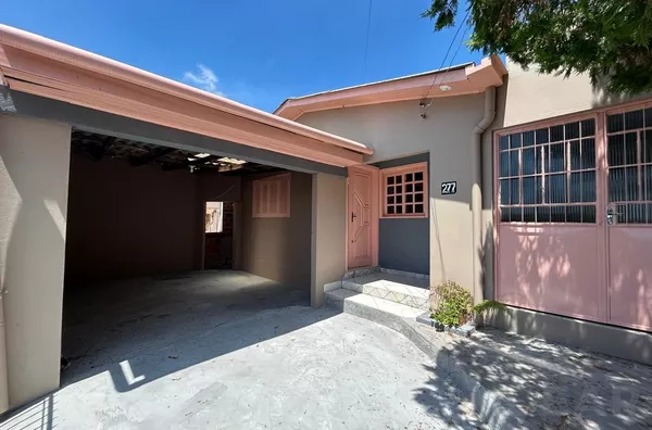 CASA DE 3 DORMITÓRIOS, GARAGEM COBERTA E PÁTIO NOS FUNDOS