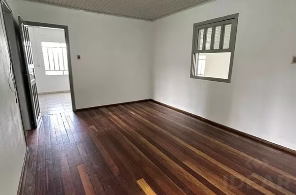 CASA DE TRÊS DORMITÓRIOS, 100m² E MUITO PÁTIO
