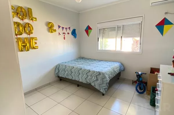 COM 2 DORMITÓRIOS, QUIOSQUE E PÁTIOS NA FRENTE E FUNDOS