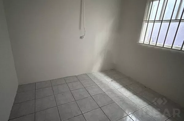 CASA COM 3 QUARTOS E PRÓXIMO DO CENTRO COMERCIAL DO BAIRRO