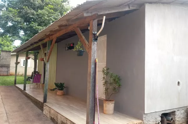 DUAS CASAS INDEPENDENTES, EM TERRENO TODO CERCADO