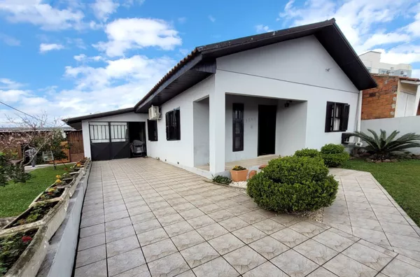 CASA AMPLA, QUIOSQUE INDEPENDENTE E MUITO PÁTIO PARA 