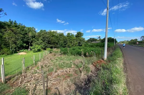CHÁCARA DE 106m DE FRENTE PARA O ASFALTO, COM CASA MISTA