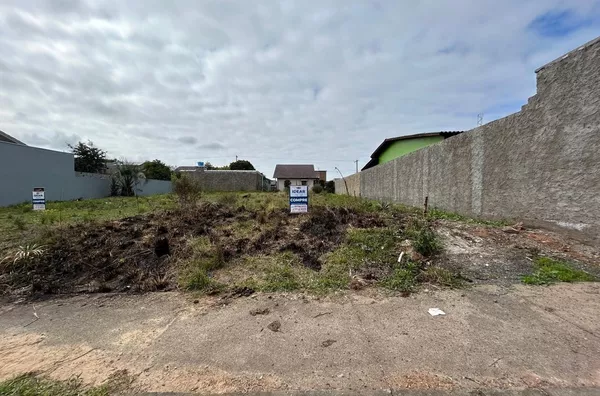 SUA RESIDÊNCIA MUITO BEM LOCALIZADO, COM RUA ASFALTADA E FRENTE PARA ÁREA VERDE