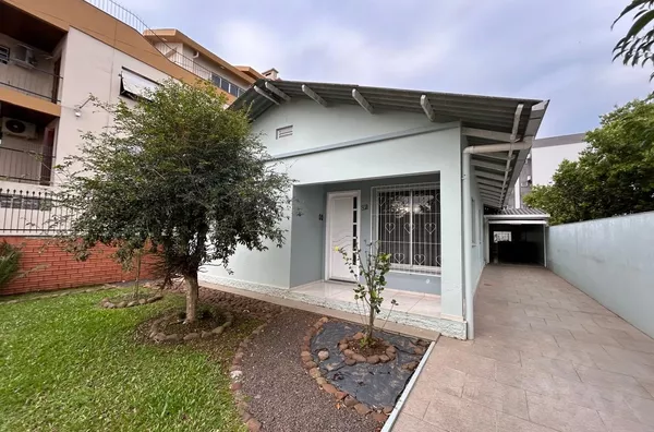 CASA DE 174m², COM TRÊS DORMITÓRIOS E PÁTIOS NA FRENTE E FUNDOS