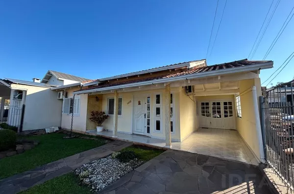 CASA DE TRÊS DORMITÓRIOS, COM MUITO PÁTIO E  BEM LOCALIZADO